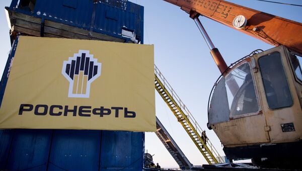 Баннер компании Роснефть на месте бурения скважины Центрально-Ольгинская-1. Архивное фото Баннер компании Роснефть на месте бурения скважины Центрально-Ольгинская-1. Архивное фото