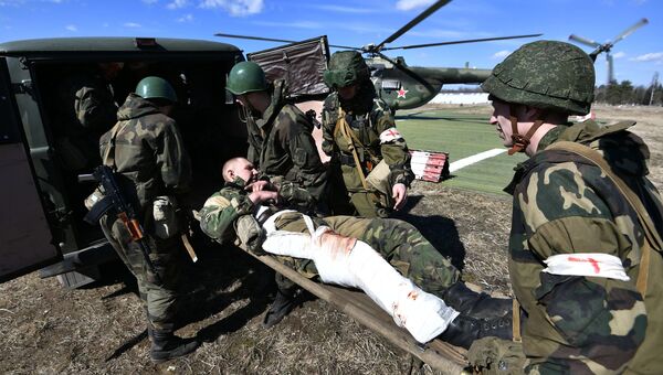 Военнослужащие эвакуируют условного пострадавшего во время совместных тактических учений подразделений ВДВ РФ и ССО ВС РБ в Витебске Военнослужащие эвакуируют условного пострадавшего во время совместных тактических учений подразделений ВДВ РФ и ССО ВС РБ в Витебске