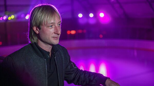 Плющенко на зеленом Porsche выехал на лед своей академии: видео