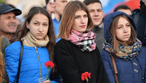 Участники всероссийской акции Вместе против террора возлагают цветы на Кремлевской набережной в Казани в память о жертвах теракта в Санкт-Петербурге Участники всероссийской акции Вместе против террора возлагают цветы на Кремлевской набережной в Казани в память о жертвах теракта в Санкт-Петербурге