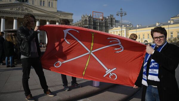 Участники акции памяти и солидарности Питер - Мы с тобой! в Москве держат флаг Санк-Петербурга Участники акции памяти и солидарности Питер - Мы с тобой! в Москве держат флаг Санк-Петербурга
