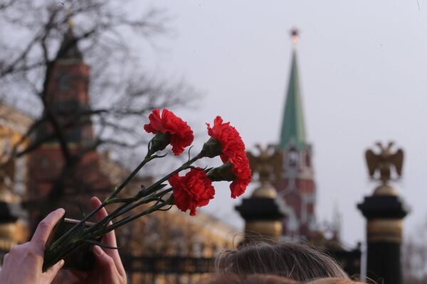 Цветы в руках участника акции памяти и солидарности Питер - Мы с тобой! в Москве Цветы в руках участника акции памяти и солидарности Питер - Мы с тобой! в Москве