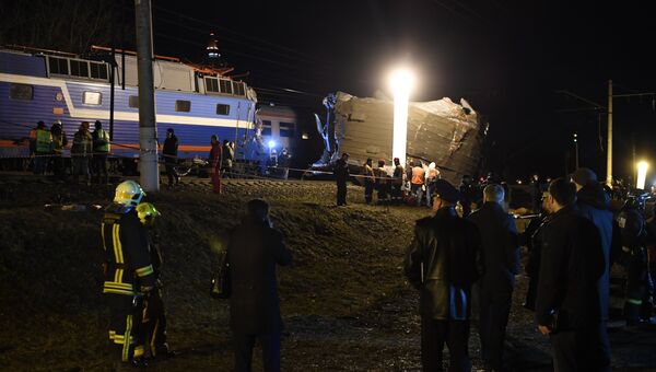 На месте столкновения пассажирского поезда и электрички в районе улицы Герасима Курина в Москве На месте столкновения пассажирского поезда и электрички в районе улицы Герасима Курина в Москве