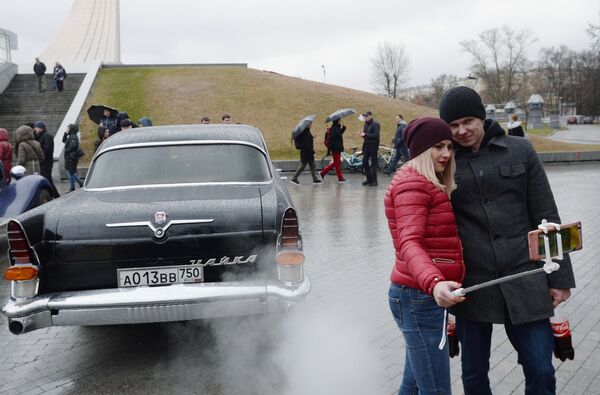Жители Москвы фотографируются у автомобиля ГАЗ 13 Чайка перед стартом автопробега 108 минут в Москве, приуроченного к 56-й годовщине полета человека в космос Жители Москвы фотографируются у автомобиля ГАЗ 13 Чайка перед стартом автопробега 108 минут в Москве, приуроченного к 56-й годовщине полета человека в космос