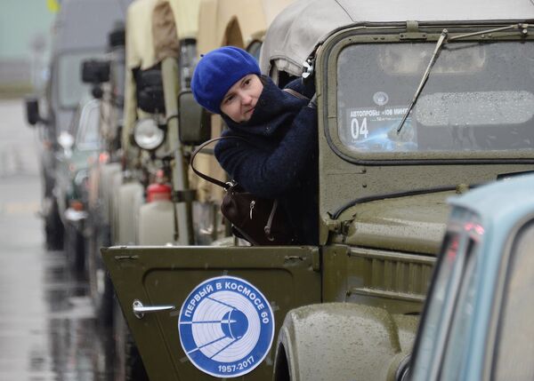 Участница автопробега 108 минут в Москве, приуроченного к 56-й годовщине полета человека в космос и 60-летию запуска первого спутника Участница автопробега 108 минут в Москве, приуроченного к 56-й годовщине полета человека в космос и 60-летию запуска первого спутника
