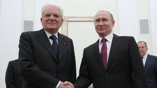 Президент РФ Владимир Путин и президент Италии Серджо Маттарелла во время встречи. Архивное фото Президент РФ Владимир Путин и президент Италии Серджо Маттарелла во время встречи. Архивное фото
