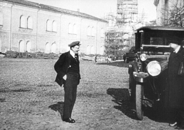 Владимир Ильич Ленин, председатель совнаркома РСФСР на прогулке в Кремле. 1918 год Владимир Ильич Ленин, председатель совнаркома РСФСР на прогулке в Кремле. 1918 год