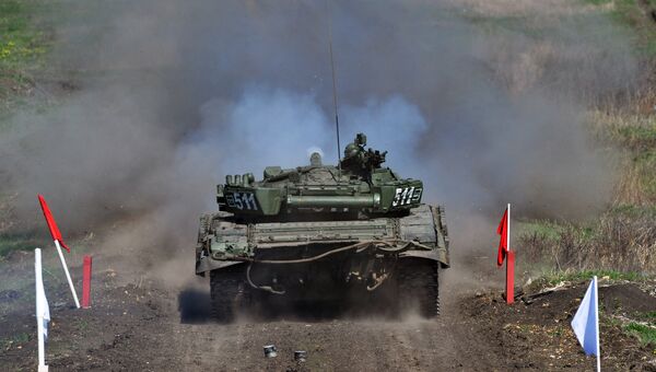Танк Т-72 Б1 150-й мотострелковой дивизии во время учебных стрельб на полигоне Кадамовский в Ростовской област Танк Т-72 Б1 150-й мотострелковой дивизии во время учебных стрельб на полигоне Кадамовский в Ростовской област