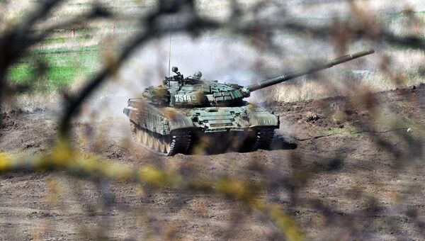 Танк Т-72 Б1 150-й мотострелковой дивизии во время учебных стрельб на полигоне Кадамовский в Ростовской области Танк Т-72 Б1 150-й мотострелковой дивизии во время учебных стрельб на полигоне Кадамовский в Ростовской области