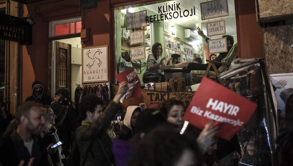 Антиправительственные демонстранты во время акции протеста после референдума. Турция, 17 апреля 2017 Антиправительственные демонстранты во время акции протеста после референдума. Турция, 17 апреля 2017