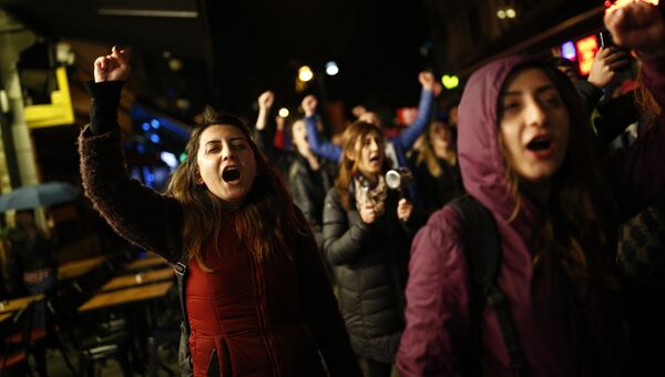 Антиправительственные демонстранты во время акции протеста после референдума. Турция, 17 апреля 2017 Антиправительственные демонстранты во время акции протеста после референдума. Турция, 17 апреля 2017