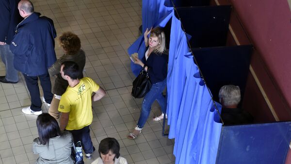 Люди стоят в очереди на избирательном участке в Мартр-Толозан, Франция Люди стоят в очереди на избирательном участке в Мартр-Толозан, Франция