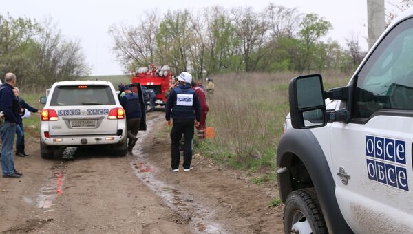 На месте подрыва автомобиля наблюдателей ОБСЕ близ села Пришиб в ЛНР. Архивное фото На месте подрыва автомобиля наблюдателей ОБСЕ близ села Пришиб в ЛНР. Архивное фото