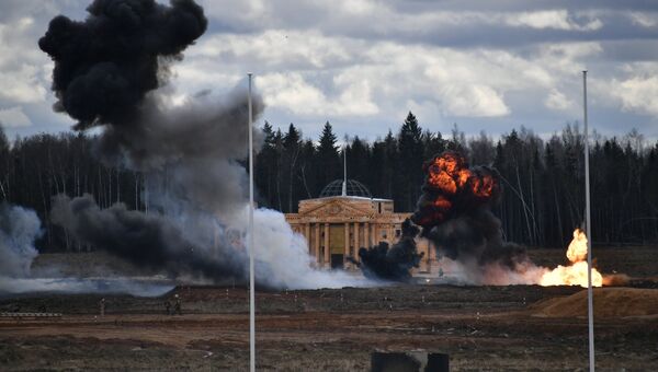 Макет здания Рейхстага во время военно-исторической реконструкции Штурм Берлина Макет здания Рейхстага во время военно-исторической реконструкции Штурм Берлина