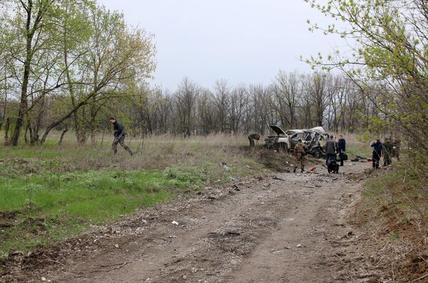 На месте подрыва автомобиля наблюдателей ОБСЕ близ села Пришиб в ЛНР На месте подрыва автомобиля наблюдателей ОБСЕ близ села Пришиб в ЛНР