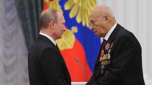 Президент России Владимир Путин и народный артист СССР Владимир Этуш во время церемонии вручения государственных наград в Кремле Президент России Владимир Путин и народный артист СССР Владимир Этуш во время церемонии вручения государственных наград в Кремле