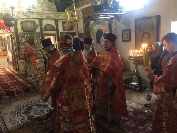 Литургия в храме Всемилостивейшего Спаса в селе Васильевском Литургия в храме Всемилостивейшего Спаса в селе Васильевском