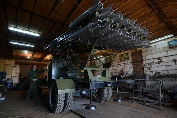 Мастер Максим Свекла в своей мастерской возле БМ-13 Катюшав поселке Большой Оеш Новосибирской области Мастер Максим Свекла в своей мастерской возле БМ-13 Катюшав поселке Большой Оеш Новосибирской области