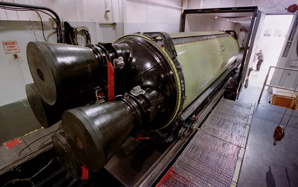 Погрузка межконтинентальной баллистической ракеты Minuteman III для перевозки на военную базу в штат Юта. 2002 год
