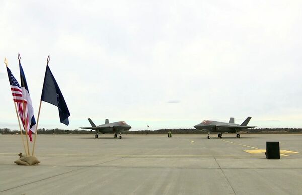 Истребители-бомбардировщики пятого поколения F-35 Lightning II на на авиабазе Эмари под Таллином. 25 апреля 2017 года Истребители-бомбардировщики пятого поколения F-35 Lightning II на на авиабазе Эмари под Таллином. 25 апреля 2017 года
