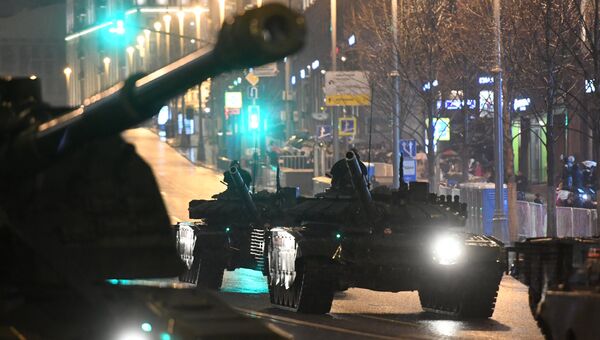 Танки Т-72Б3 во время прохода по Тверской улице на репетиции парада Победы на Красной площади Танки Т-72Б3 во время прохода по Тверской улице на репетиции парада Победы на Красной площади