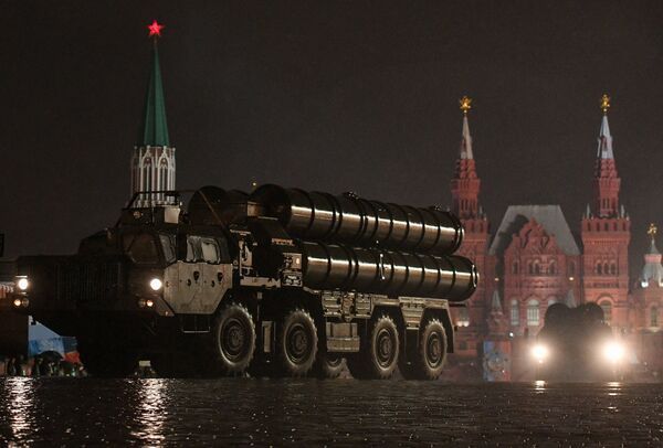 Зенитная ракетная система С-400 Триумф на репетиции парада Победы на Красной площади Зенитная ракетная система С-400 Триумф на репетиции парада Победы на Красной площади