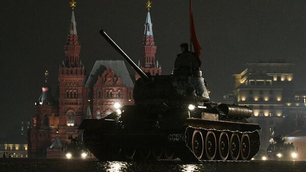 Танк Т-34-85 на репетиции парада Победы на Красной площади