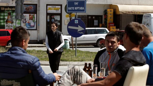Местные жители перед акцией протеста на Площади жертв НАТО в Черногории. 26 апреля 2017 Местные жители перед акцией протеста на Площади жертв НАТО в Черногории. 26 апреля 2017