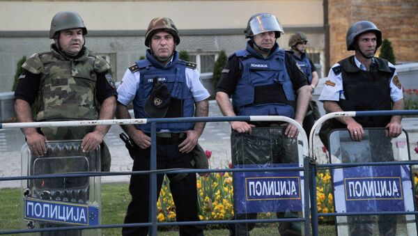 Полицейские охраняют здание парламента Македонии в Скопье. Архивное фото Полицейские охраняют здание парламента Македонии в Скопье. Архивное фото