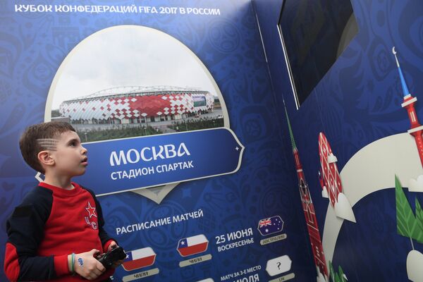 Мальчик на церемонии открытия Парка Кубка Конфедераций 2017 на территории парка искусств Музеон Мальчик на церемонии открытия Парка Кубка Конфедераций 2017 на территории парка искусств Музеон
