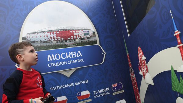 Мальчик на церемонии открытия Парка Кубка Конфедераций 2017 на территории парка искусств Музеон Мальчик на церемонии открытия Парка Кубка Конфедераций 2017 на территории парка искусств Музеон