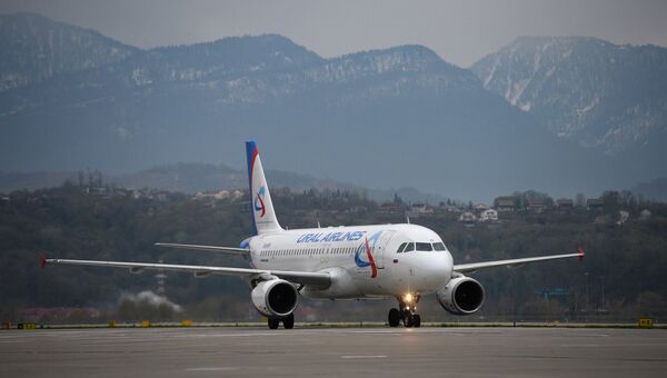 Самолет Airbus A320 авиакомпании Уральские авиалинии. Архивное фото Самолет Airbus A320 авиакомпании Уральские авиалинии. Архивное фото