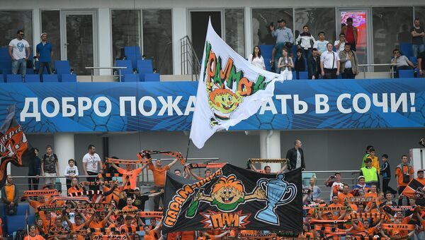 Болельщики Урала на трибуне стадиона Фишт в Сочи перед началом финального матча Кубка России по футболу сезона 2016/2017. 2 мая 2017 Болельщики Урала на трибуне стадиона Фишт в Сочи перед началом финального матча Кубка России по футболу сезона 2016/2017. 2 мая 2017