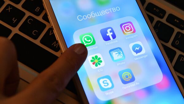Иконки мессенджеров и приложений социальных соцетей на экране смартфона Иконки мессенджеров и приложений социальных соцетей на экране смартфона