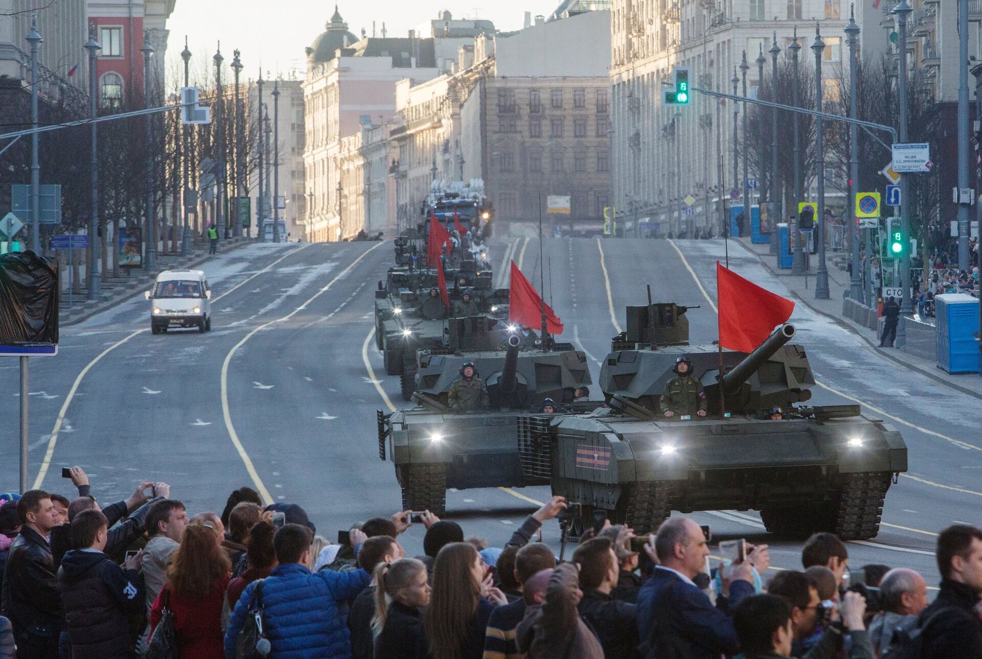 Танки Т-14 Армата во время прохода военной техники по Тверской улице перед репетицией парада Победы на Красной площади Танки Т-14 Армата во время прохода военной техники по Тверской улице перед репетицией парада Победы на Красной площади - РИА Новости, 1920, 09.09.2021
