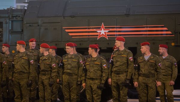 Военнослужащие у оперативно-тактического ракетного комплекса Искандер во время репетиции парада Победы в Москве Военнослужащие у оперативно-тактического ракетного комплекса Искандер во время репетиции парада Победы в Москве