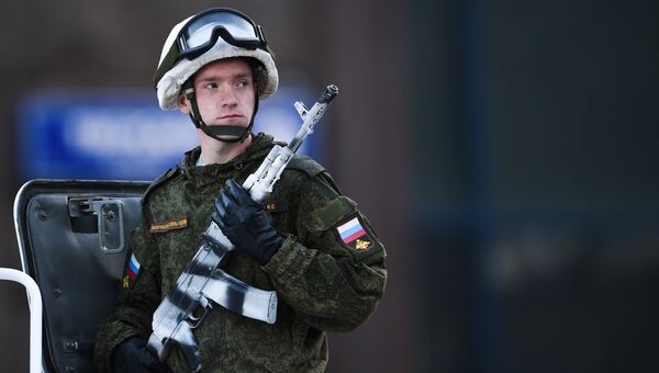 Военнослужащий во время прохода техники по Тверской улице перед репетицией парада Победы на Красной площади Военнослужащий во время прохода техники по Тверской улице перед репетицией парада Победы на Красной площади
