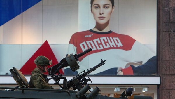 Военнослужащий в бронеавтомобиле Тигр-М во время прохода военной техники по Тверской улице перед репетицией парада Победы на Красной площади Военнослужащий в бронеавтомобиле Тигр-М во время прохода военной техники по Тверской улице перед репетицией парада Победы на Красной площади