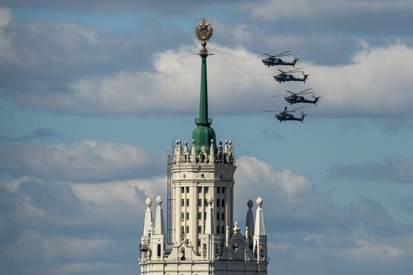 Ударные вертолеты Ми-28H Ночной охотник на репетиции воздушной части парада Победы в Москве Ударные вертолеты Ми-28H Ночной охотник на репетиции воздушной части парада Победы в Москве