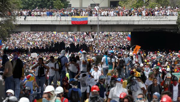 Представители оппозиции и омоновцы столкнулись во время протеста против президента Венесуэлы Николаса Мадуро в Каракасе. Венесуэла, 3 мая 2017 Представители оппозиции и омоновцы столкнулись во время протеста против президента Венесуэлы Николаса Мадуро в Каракасе. Венесуэла, 3 мая 2017
