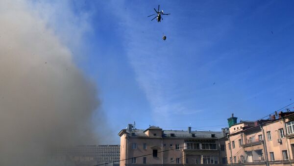 Вертолет МЧС РФ тушит возгорание в выселенном здании в центре Москвы. 5 мая 2017 Вертолет МЧС РФ тушит возгорание в выселенном здании в центре Москвы. 5 мая 2017