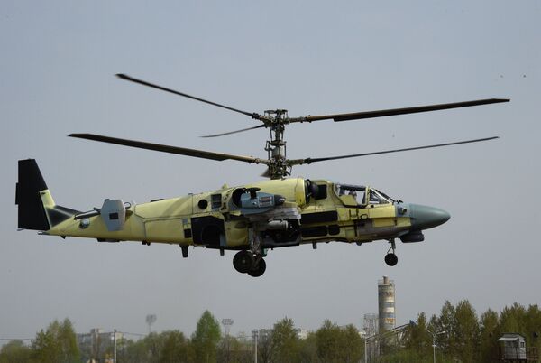 Вертолет Ка-52 Аллигатор во время демонстрационного полета на авиационном заводе Прогресс в Приморском крае Вертолет Ка-52 Аллигатор во время демонстрационного полета на авиационном заводе Прогресс в Приморском крае