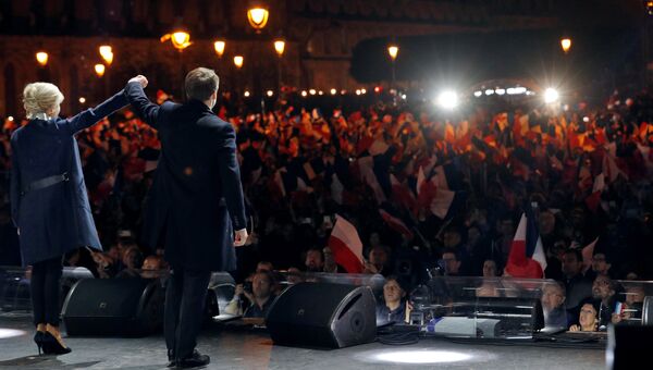 Лидер движения En Marche Эммануэль Макрон с женой во время своей победной речи перед Лувром в Париже Лидер движения En Marche Эммануэль Макрон с женой во время своей победной речи перед Лувром в Париже