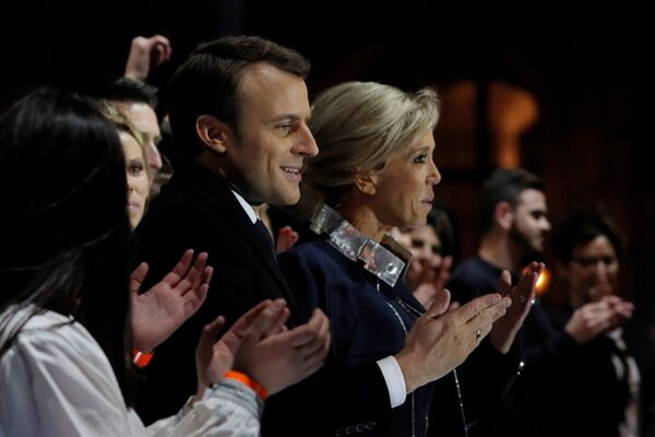 Лидер движения En Marche Эммануэль Макрон с женой празднуют победу на президентских выборах перед Лувром в Париже Лидер движения En Marche Эммануэль Макрон с женой празднуют победу на президентских выборах перед Лувром в Париже