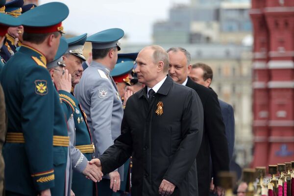 Президент РФ В.Путин и премьер-министр РФ Д.Медведев на военном параде в честь 72-й годовщины Победы в ВОВ Президент РФ В.Путин и премьер-министр РФ Д.Медведев на военном параде в честь 72-й годовщины Победы в ВОВ