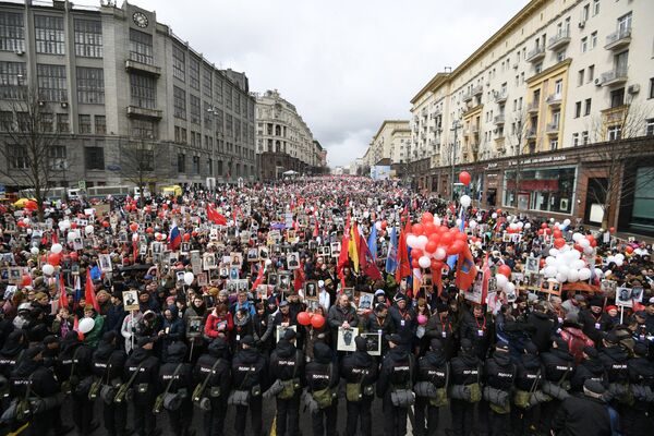 Участники акции Бессмертный полк на Тверской улице в Москве Участники акции Бессмертный полк на Тверской улице в Москве