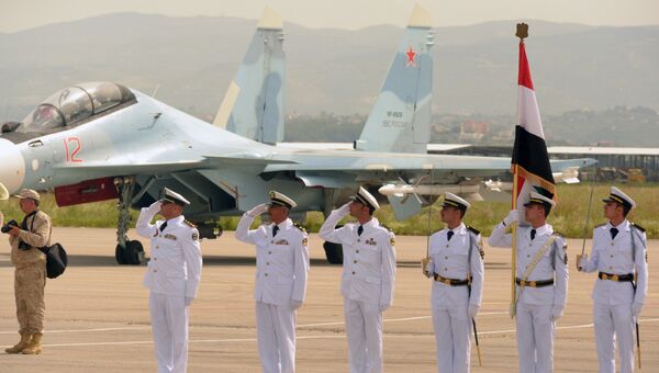 Военнослужащие ВКС России во время парада на авиабазе Хмеймим в Сирии. 9 мая 2017 Военнослужащие ВКС России во время парада на авиабазе Хмеймим в Сирии. 9 мая 2017