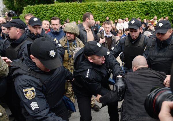 Полиция задерживает протестующего против акции Бессмертный полк в Киеве Полиция задерживает протестующего против акции Бессмертный полк в Киеве
