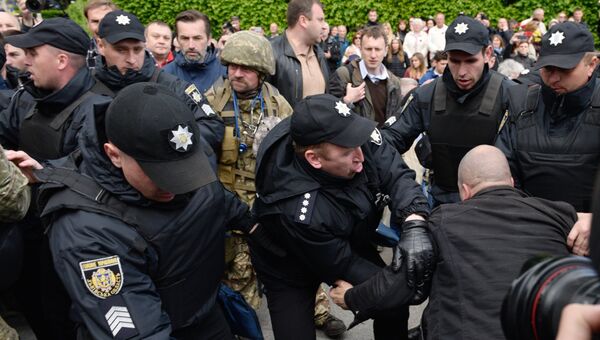 Полиция задерживает протестующего против празднования Дня Победы в Киеве Полиция задерживает протестующего против празднования Дня Победы в Киеве