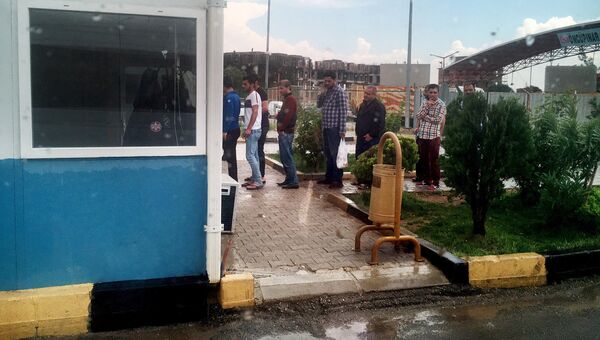 КПП и очередь на выход из лагеря для беженцев в Килисе, Турция КПП и очередь на выход из лагеря для беженцев в Килисе, Турция
